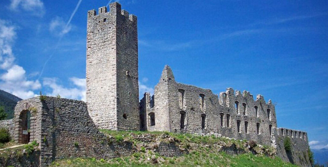 La storia e la leggenda di Castel Belfort, tra casati reali e fantasmi