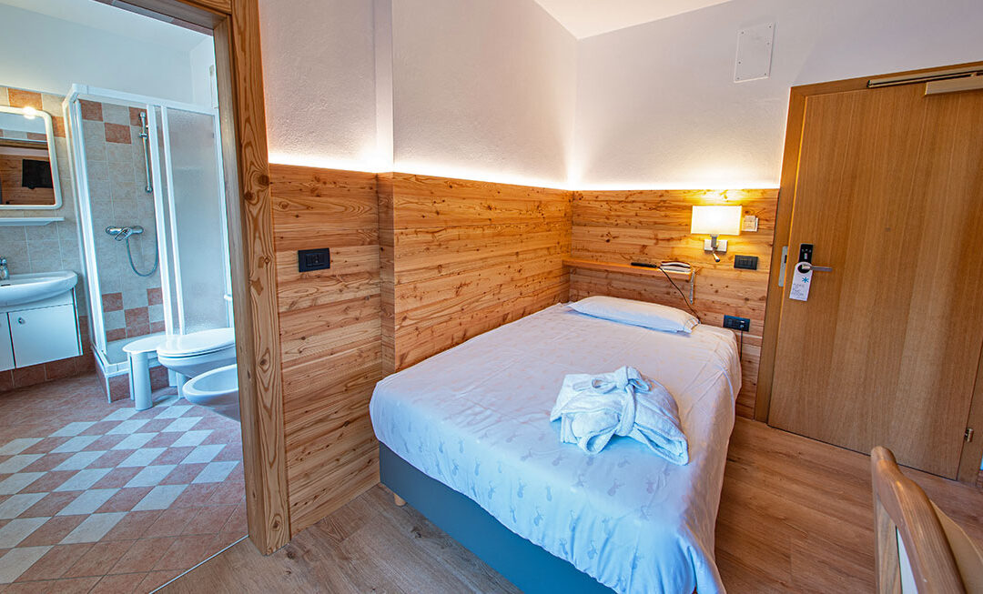 DUS-Comfort-Zimmer mit französischem Bett