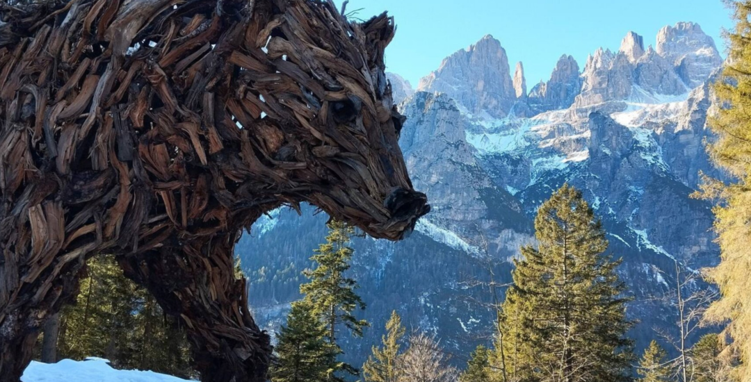 L’Orso di Pradel: un gigante di legno che racconta la natura